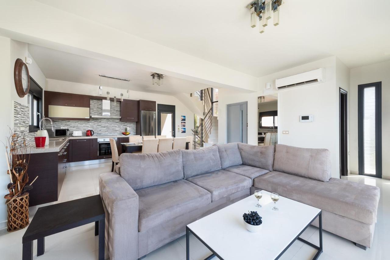 Ixia Breeze 3 Villa Bagian luar foto