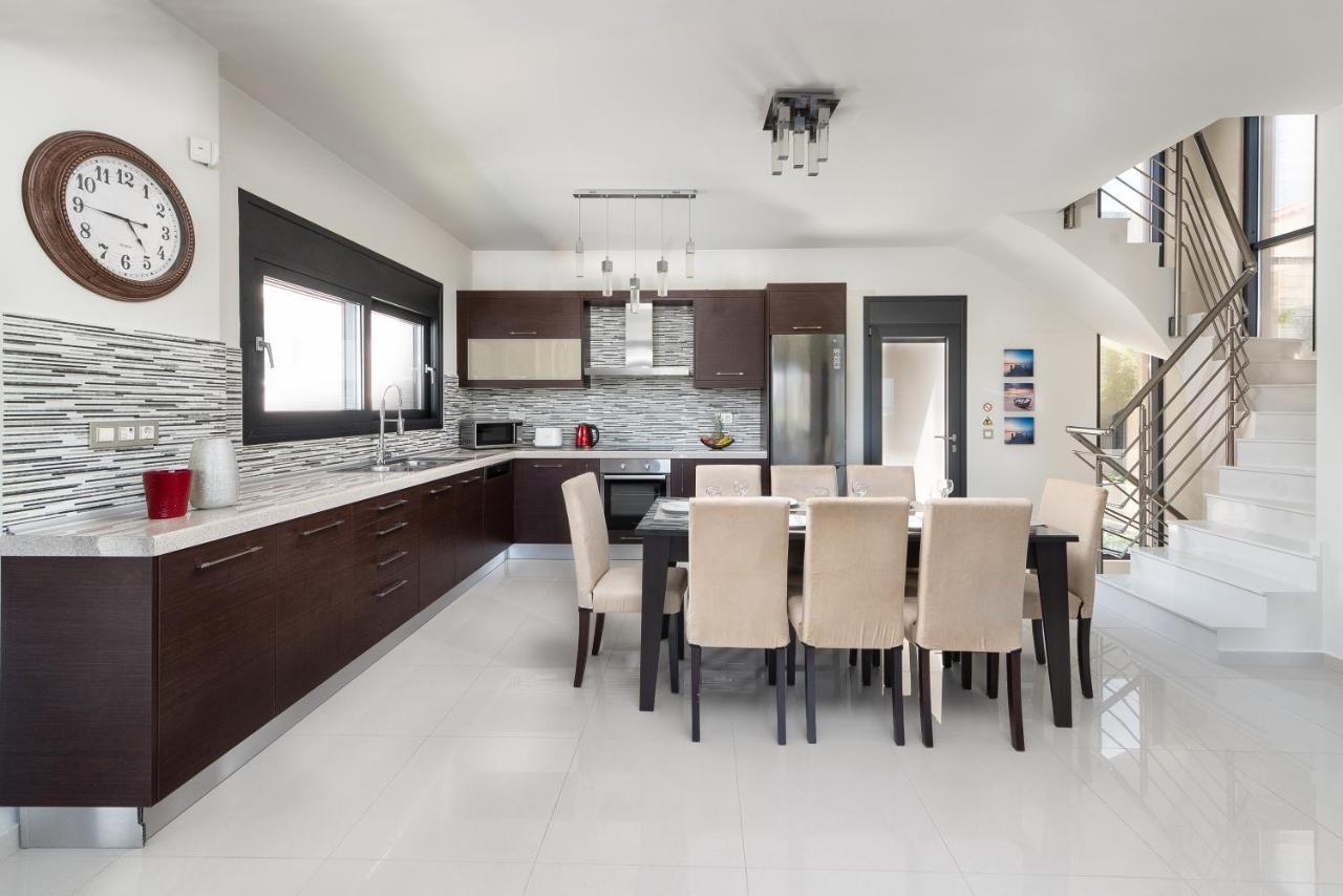 Ixia Breeze 3 Villa Bagian luar foto